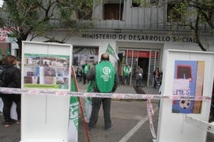 ELLITORAL_180397 |  GUILLERMO DI SALVATORE Estado de emergencia. La protesta incluyó fotografías de los problemas edilicios de los hogares que albergan Niños, Niñas y Adolescentes, del Ministerio de Desarrollo Social.