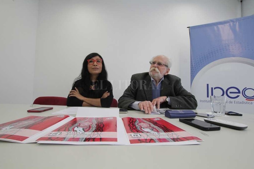 ELLITORAL_256725 |  Mauricio Garín Portada. El documento elaborado por el Estado fue ilustrado en la tapa con una imagen diseñada por una alumna Delfina Burkett, de la Escuela de Artes Visuales Juan Mantovani, tras una convocatoria.