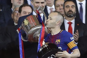 ELLITORAL_209244 |  Marca Iniesta besando la Copa del Rey.