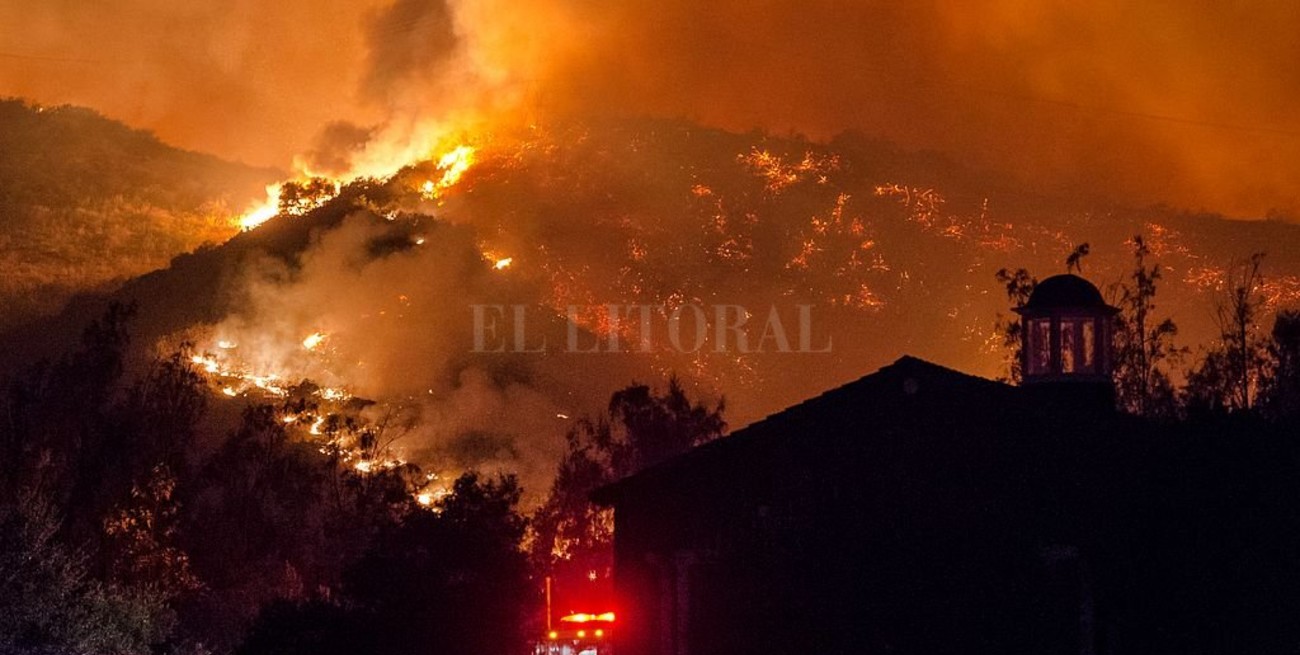 Siguen fuera de control los incendios en el sur de California