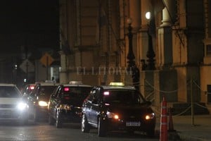 ELLITORAL_254916 |  Pablo Aguirre Taxis y remises en la puerta del Ministerio de Seguridad, durante una de las tantas protestas que de los choferes llevaron adelante este año.