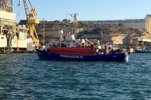 ELLITORAL_216941 |  Archivo El Litoral El barco "Lifeline" con migrantes a bordo atraca en el puerto de La Valeta, Malta, el 27/06/2018. Malta autorizó que que el barco atracara en uno de sus puertos, después de que varios países de la Unión Europea anunciaran que se harán cargo de parte de los 230 migrantes recogidos por la ONG alemana que opera la embarcación. (Vinculado al texto de dpa "Barco con migrantes "Lifeline" atraca en Malta"). Foto: Herman Grech/dpa +++ dpa-fotografia +++