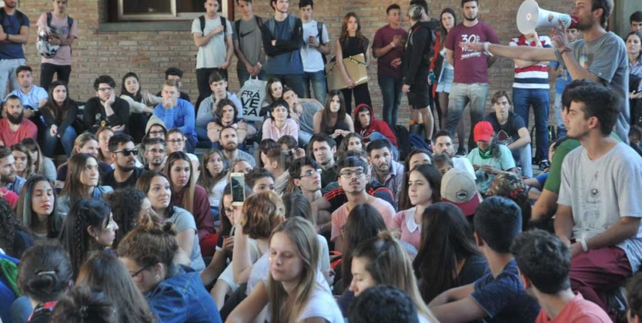 Universitarios revolucionados: aulas afuera y tomas adentro