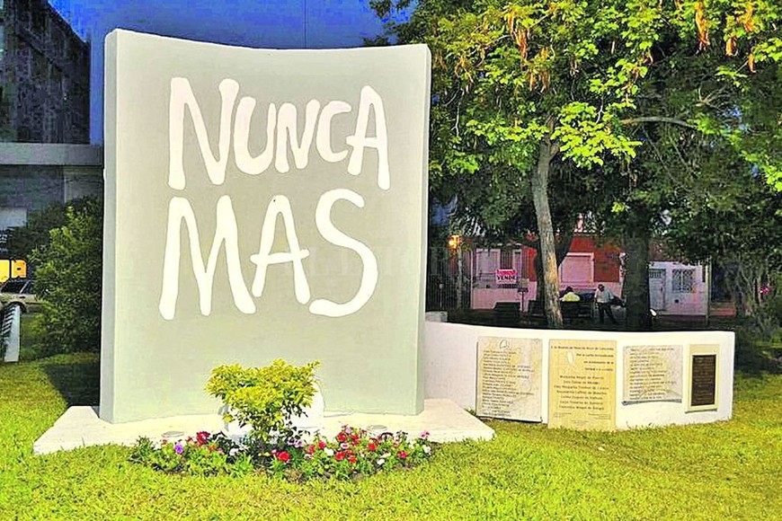 ELLITORAL_215688 |  Mirador Entre Ríos Monumento en homenaje a los detenidos y desaparecidos de Concordia, ubicado en la plaza Urquiza.