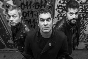 Gentileza producción Martínez al frente, escoltado por Luciano Scaglione (bajo y voz) y Leonardo De Cecco (batería).