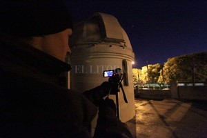Manuel Fabatía Así se vivió el paso del brillante bólido espacial cruzando por el cielo santafesino, desde el Observatorio Code. Había curiosos y amantes de los fenómenos astronómicos.