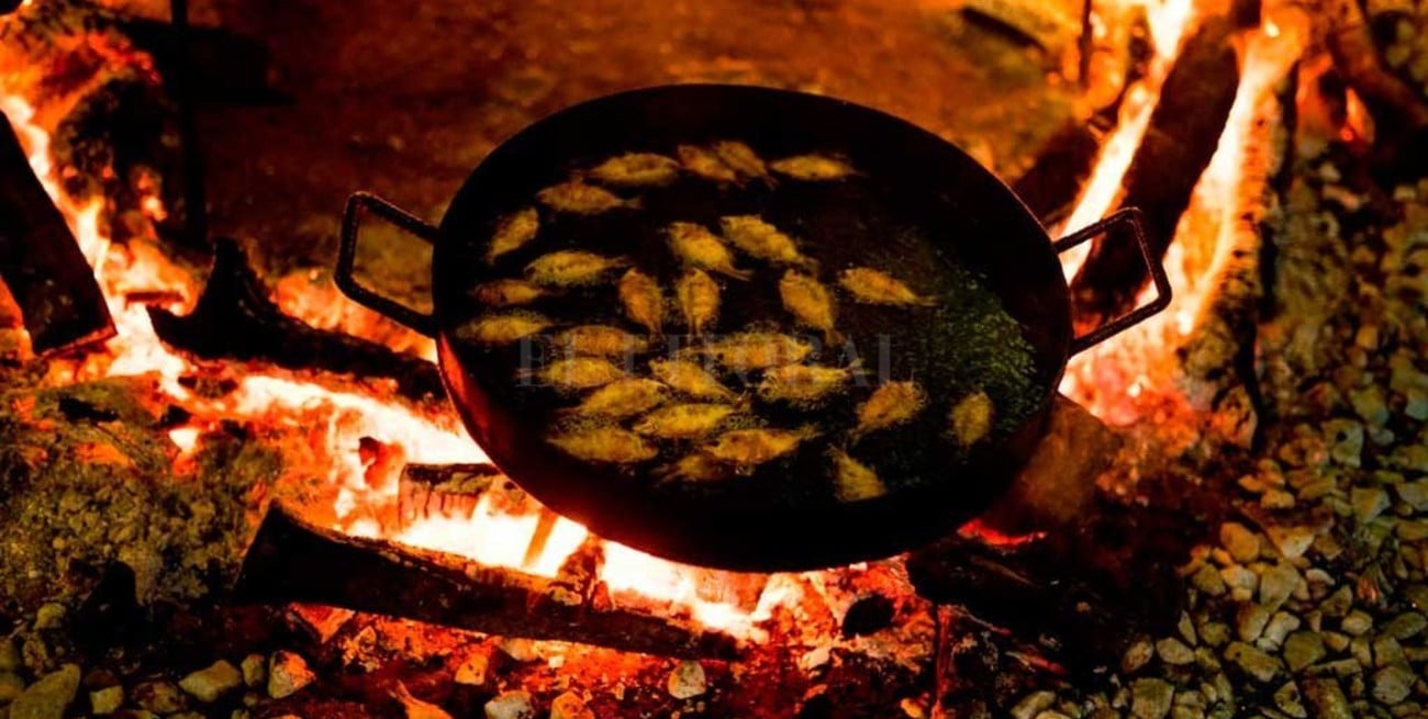 Mojarritas fritas, un menú que se instala en Santa Fe tras la Cumbre del Mercosur