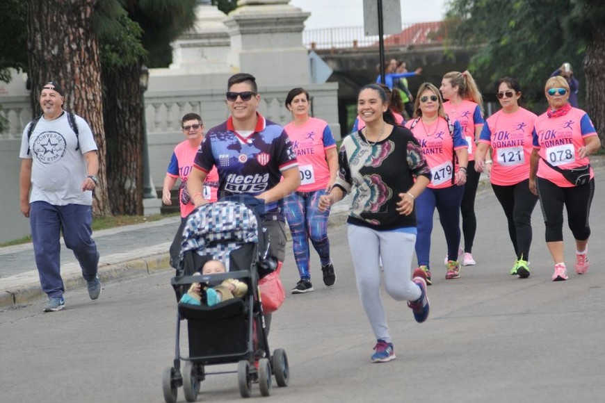 ELLITORAL_212274 |  Flavio Raina Integrativa. Con marcado entusiasmo, hubo dos centenares de personas que disfrutaron de la prueba de 3 kilómetros.