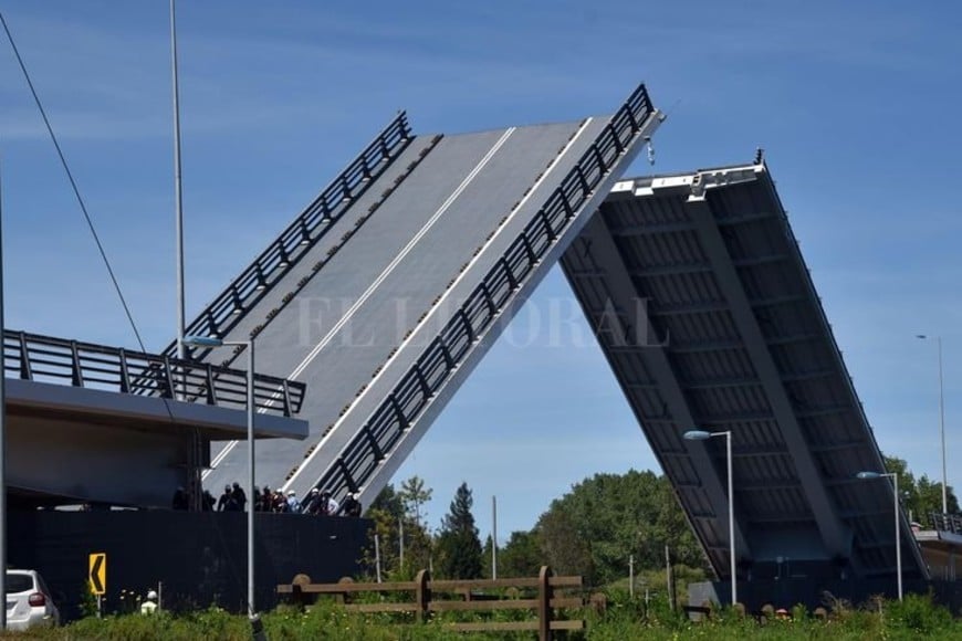 ELLITORAL_181175 |  Diario El Litoral El proyecto para la traza 3 incluye dos puentes basculantes para permitir el paso de buques oceánicos en épocas de crecidas.