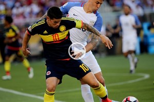 ELLITORAL_153372 |  Télam James Rodríguez aguanta la pelota. Colombia dio un gran paso este viernes rumbo a la clasificación.