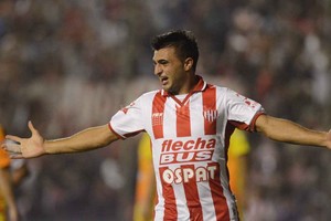 ELLITORAL_214662 |  Luis Cetraro 17 goles en 33 juegos. El tiempo que  Kike  Triverio vistió la camiseta de Unión fue un amor ideal del jugador con la red y la gente. Cada vez que se abre un libro de pases, el hincha y socio tatengue se ilusiona con su vuelta a López y Planes. En principio, un club importante de México acordaría con Racing y Toluca para ficharlo en los próximos días.