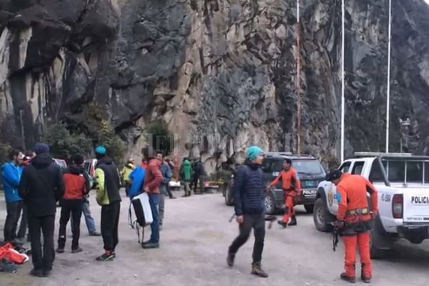ELLITORAL_254984 |  Captura de pantalla Familiares de los andinistas fallecidos en Perú se reunieron con algunos de los más de 30 montañistas involucrados en el rescate de sus restos. El jueves, un guía llevó a las madres de Ian Schwer Juan Pablo Cano hasta la laguna, al pie de la montaña Caraz, para conocer la majestuosidad de la pared de más de mil metros de hielo vertical donde se encontraban ambos.