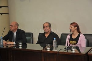 ELLITORAL_209550 |  Flavio Raina Beto Basimiani (centro), junto con su abogado Néstor Pereyra y la coimputada Angélica Soledad González.