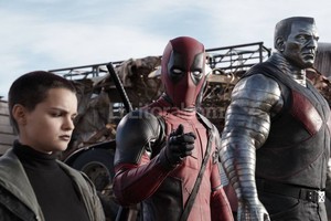 Gentileza Twentieth Century Fox Rompiendo la cuarta pared: Deadpool (Ryan Reynolds) le habla al espectador, acompañado por sus aliados a la fuerza, Negasonic Teenage Warhead (Brianna Hildebrand) y Coloso (Stefan Kapicic en voz y Greg LaSalle en performance facial) de los X-Men.