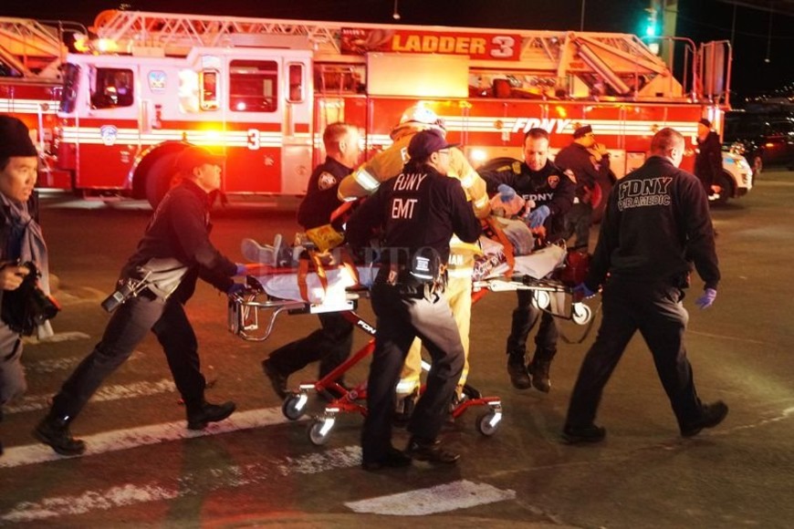 ELLITORAL_205667 |  DPA Bomberos y operarios de rescate trasladan el 11/03/2018 en Manhattan, Estados Unidos, a una de las víctimas del accidente de helicóptero. En el accidente murieron los cinco pasajeros que iban a bordo, informó el 12/03/2018 un portavoz de los Bomberos citado por el  New York Times .