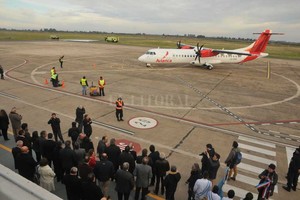 ELLITORAL_213362 |  Guillermo Di Salvatore Primer aterrizaje. Este miércoles por la mañana aterrizó el primer avión de Avianca en el aeropuerto de Sauce Viejo.