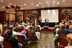 ELLITORAL_206865 |  Prensa Cancillería Argentina El Canciller Jorge Faurie junto al el secretario de Derechos Humanos de la Nación, Claudio Avruj y los familiares que viajaron a Malvinas