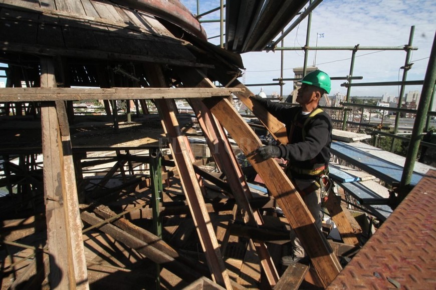 ELLITORAL_180031 |  Mauricio Garín En detalle. La misma cúpula desde el exterior, muestra la estructura de madera que será reemplazada debido al estado de deterioro. Los trabajos estarían terminados a fin de año.