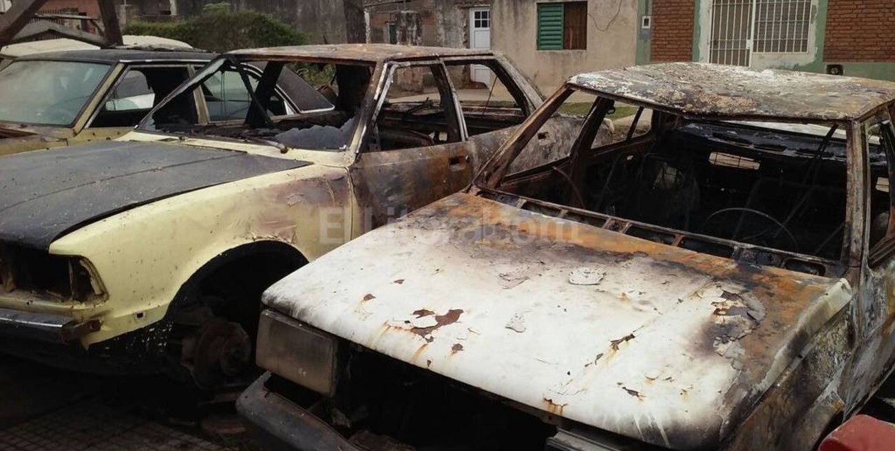 Cinco autos quemados en 24 horas