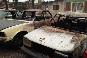 ELLITORAL_151194 |  Danilo Chiapello En Ayacucho al 2900 esta madrugada quemaron un Ford Taunus y un Fiat Regatta. Pero el sábado, en este mismo lugar, incendiaron un Renault 12.