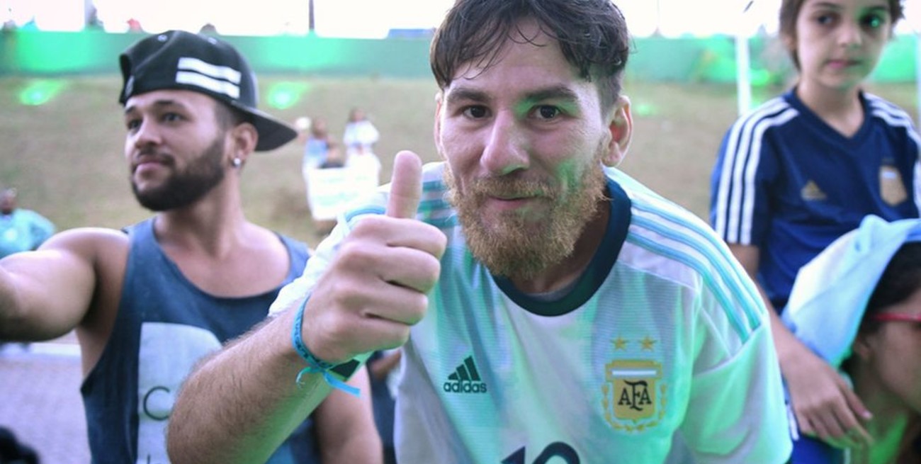 Apareció el doble de Messi, que recorrió 1.500 km para encontrarse con Leo