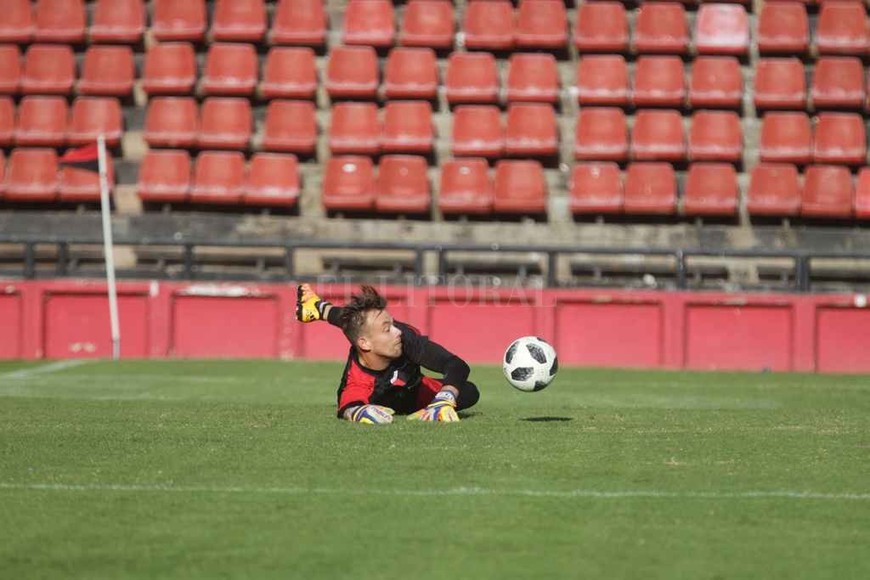 ELLITORAL_215458 |  Luis Cetraro ¡Déjelo volar nomás!  Como decía un viejo relator para los arqueros. El uruguayo Leo Burián, clave bajo los caños en la gran campaña de Godoy Cruz de Mendoza, es el reemplazante en Colón de un ecuatoriano Alexander  Dida  Domínguez que fue comprado por Vélez en un millón de dólares a Rayados de Monterrey. El arco ya está cubierto en el mundo sabalero.