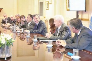 Presidencia de la Nación El presidente de la Nación, Mauricio Macri, recibió ayer en Casa Rosada a un grupo de rectores de universidades nacionales, encuentro que estaba programado desde el mes pasado. Al encuentro no asistió Mammarella quien se reunió con los decanos para analizar la situación de la UNL.