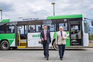 ELLITORAL_225800 |  Gobierno de Santa Fe Lifschitz y Urtubey se subieron a un coche del servicio urbano de pasajeros de la ciudad de Salta que va a incorporar experiencia de su par rosarino.