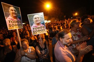 ELLITORAL_207741 |  Pablo Aguirre Vecinos de barrio Roma, de donde es la familia Castelló, se manifestaron el martes por la noche frente a la Comisaría 4ta.