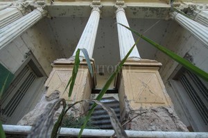 Mauricio Garín Yuyal. Todo el antiguo frente del edificio se encuentra en muy malas condiciones y está clausurado.