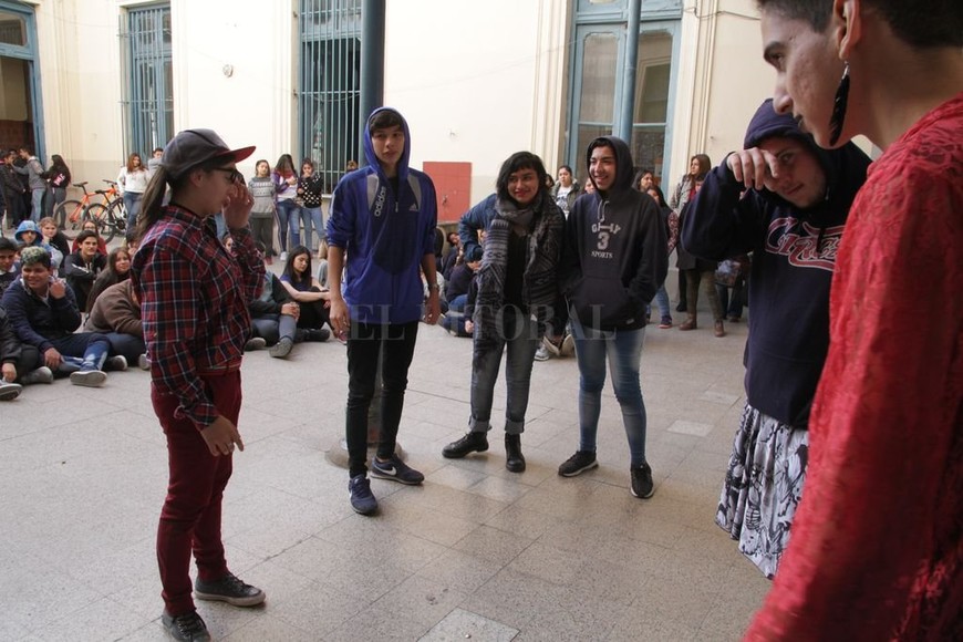 ELLITORAL_215642 |  Luis Cetraro Teatro. Los alumnos del turno tarde de la escuela Bustos realizaron escenificaciones con situaciones de bullying.