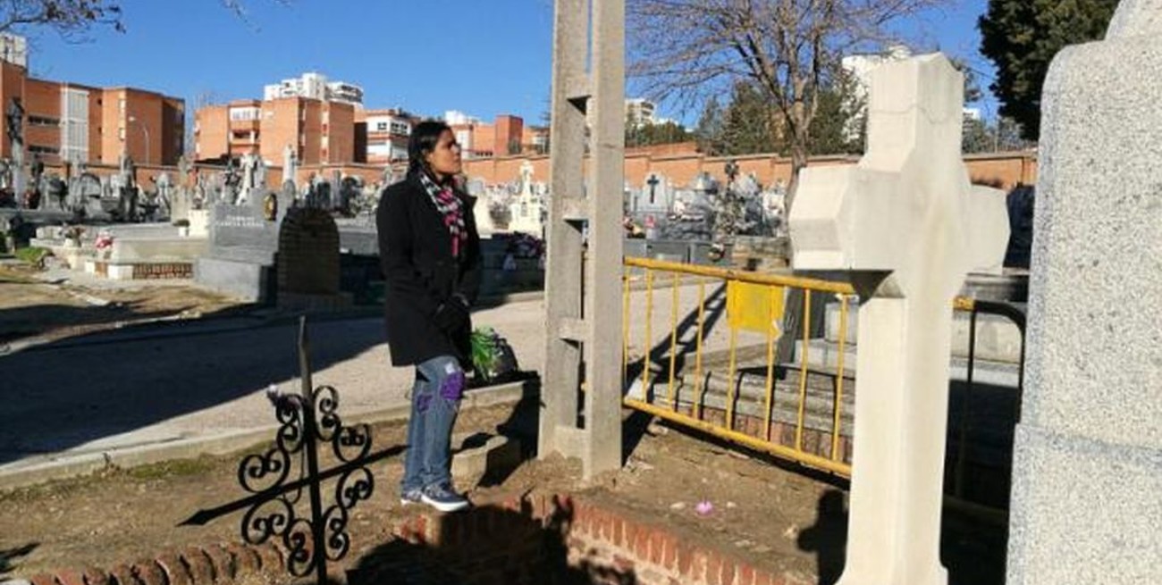 Horror en Madrid: una periodista pasó media hora enterrada en una tumba junto a un muerto