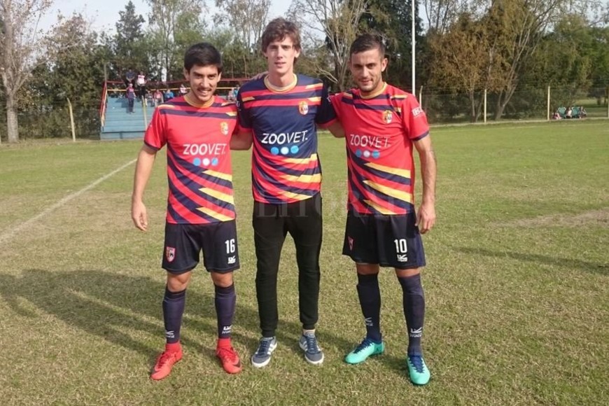 ELLITORAL_214721 | El Litoral Germán Conti junto a Lautaro González Riaño y Agustín Somaglia, compañeros en la categoría 1994 de Ateneo y también de Colón.