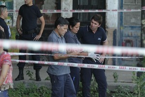 Mauricio Garín El cuerpo fue hallado ayer, temprano por la mañana, por dos niños que jugaban en el predio de la estación del ferrocarril Mitre.