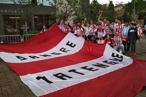 ELLITORAL_213368 |  Gentileza Peña Sangre Tatengue PUMPIDO Y SUS SEGUIDORES. Como se sabe, la Selección Argentina se encuentra en Barcelona realizando los últimos trabajos con la mente puesta en el debut mundialista ante Islandia, el sábado 16 a las 10 de la mañana. Hace un par de días, hinchas argentinos residentes en Europa llevaron a cabo un banderazo de apoyo a los futbolistas. Entre los simpatizantes albicelestes, se encontraban integrantes de la peña Sangre Tatengue que tiene al ex arquero de Unión y de la Selección campeona en México 1986, Nery Pumpido, como el referente.