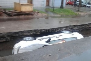 ELLITORAL_193172 |  Gentileza Sigue ahí. El auto particular se volvió a cubrir de agua con la lluvia de este miércoles por la mañana.
