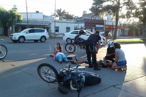 ELLITORAL_195542 |  Danilo Chiapello Este domingo por la tarde. Durante varios minutos, los motociclistas permanecieron tirados sobre la cinta asfáltica, mientras personal policial hizo un desvío del tránsito.