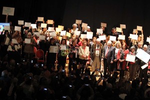 Guillermo Di Salvatore Los docentes reconocidos, con sus diplomas en alto. En la primera fila, los nueve destacados de 2016.