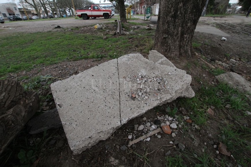 ELLITORAL_220839 | Mauricio Garín Bloques. Los tramos de hormigón del cruce entre la bicisenda y la vía quedaron a un costado como evidencia.