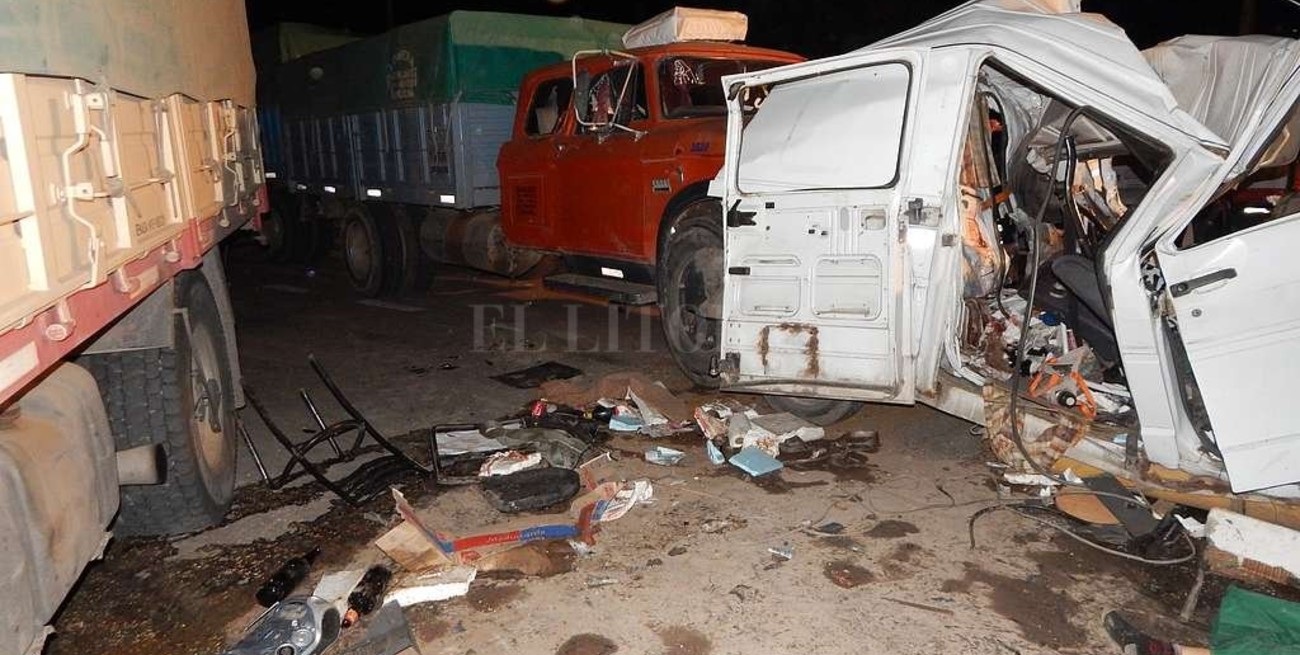 Tres muertos al chocar una Traffic y dos camiones cerca de Rosario