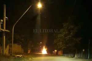 ELLITORAL_205901 |  Periodismo Ciudadano Piquete. Ayer a la noche, se realizó un  corte  en calle Riobamba al 8500 para protestar contra el desalojo, que complicó el acceso al tramo final del barrio.