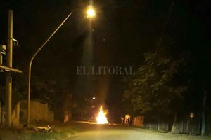 ELLITORAL_205901 |  Periodismo Ciudadano Piquete. Ayer a la noche, se realizó un  corte  en calle Riobamba al 8500 para protestar contra el desalojo, que complicó el acceso al tramo final del barrio.
