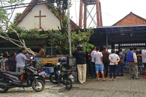ELLITORAL_203227 |  Slamet Riyadi Onlookers gather outside of St. Lidwina Church following an attack in Sleman, Yogyakarta province, Indonesia,Sunday, Feb. 11, 2018. Police shot a sword-wielding man who attack the church during a mass, injuring a number of people. (AP Photo/Slamet Riyadi)