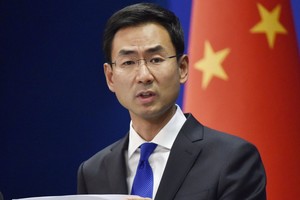 Internet La portavoz del Ministerio de Comercio chino, Geng Shuang, subrayó hoy en Pekín que la República Popular responderá con  contramedidas  si Estados Unidos impone más aranceles. Nos vamos a  defender con determinación , dijo.