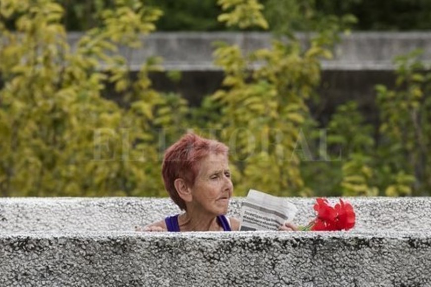 ELLITORAL_204431 |  Internet En el entierro de Débora Pérez Volpin.