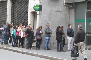 ELLITORAL_208341 |  Guillermo Di Salvatore El paro de los bancos genera largas filas en los cajeros automáticos de la ciudad.