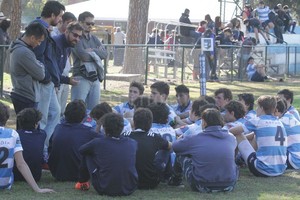 ELLITORAL_222775 |  Luis Cetraro Los Menores de 16 de CRAI escuchan con atención a Mariano Maciel, uno de los integrantes del staff de la categoría, en el entretiempo de un partido del certamen interuniones.