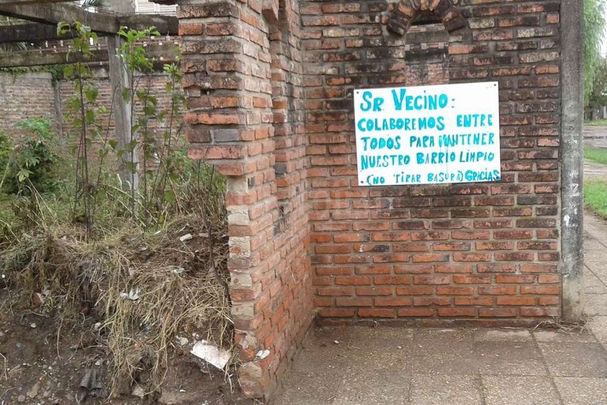 ELLITORAL_180259 |  El Litoral Mensaje. Cansados de tantos microbasurales, en Cassanello y Pasaje Echeverría los vecinos colocaron este cartel para pedirle a sus pares que no depositen basura en la esquina.