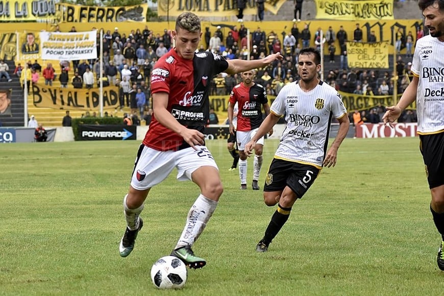 ELLITORAL_205622 | Télam Busca su lugar. Tomás Chancalay debió jugar en una posición que no siente cómoda, pero rindió en el segundo tiempo y hasta puso un pase-gol. El juvenil, que sigue creciendo y aprendiendo, podrá estar ante Lanús y luego se va a la Selección Sub 20.