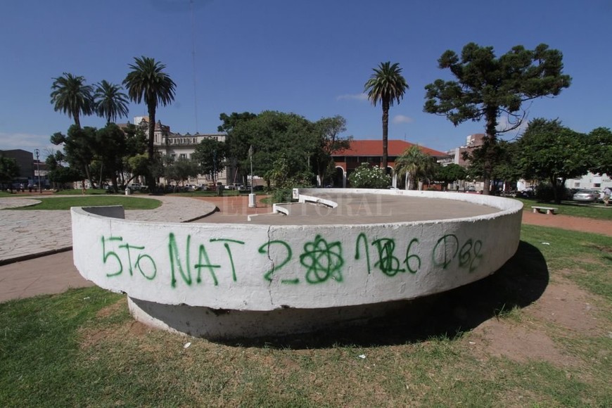 ELLITORAL_174756 |  Mauricio Garín Falta de educación. Las pintadas son una constante en todas las plazas y espacios públicos de la ciudad. En este caso puntual, se observan en bancos, cestos, monumentos y en el anfiteatro.